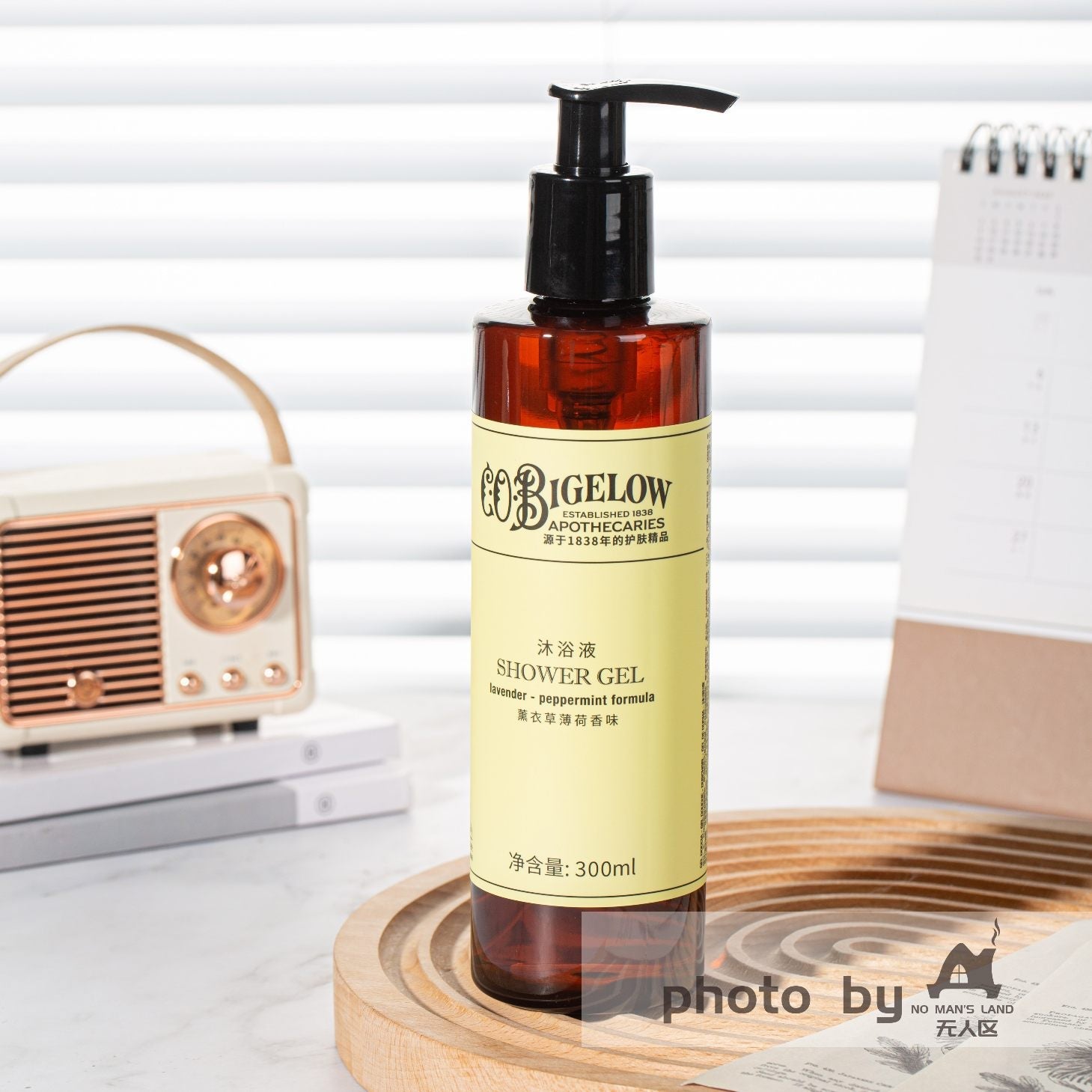one bottle of C.O. BIGELOW shower gel displayed on the tray.